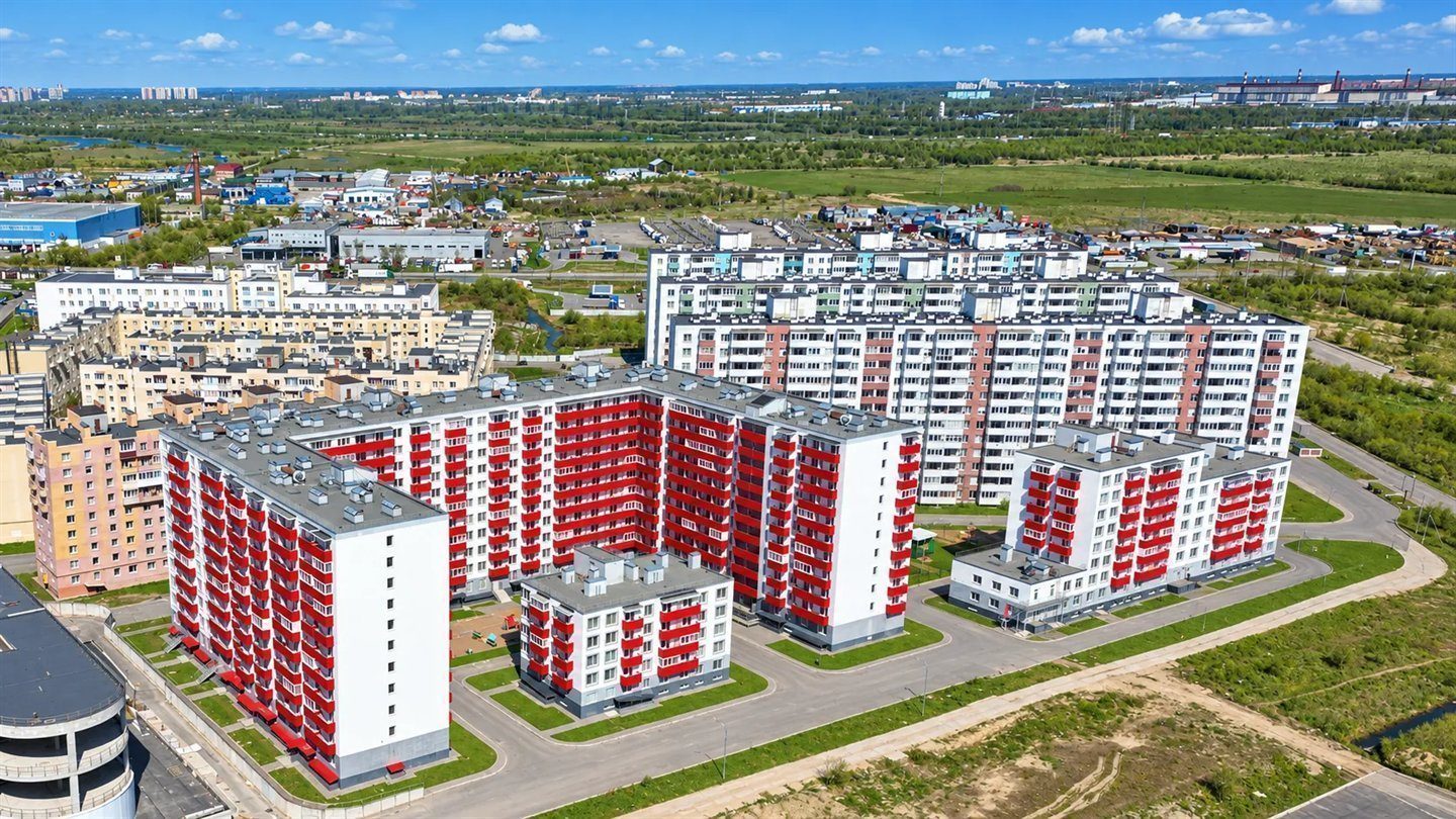 ЖК «Московское 262» с высоты: пять корпусов с красными балконами и дворы между ними