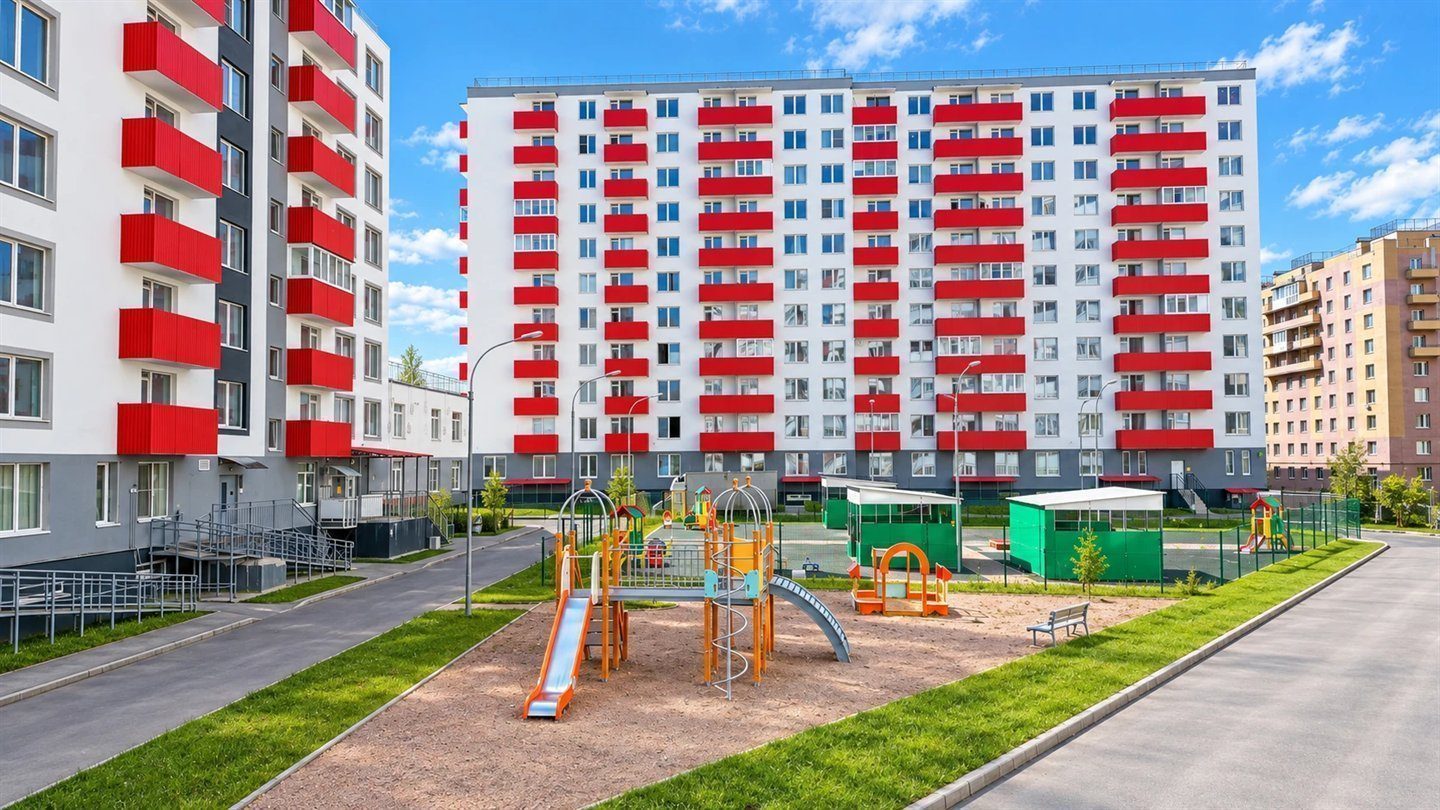 Двор между корпусами с газонами, дорожками и детской площадкой